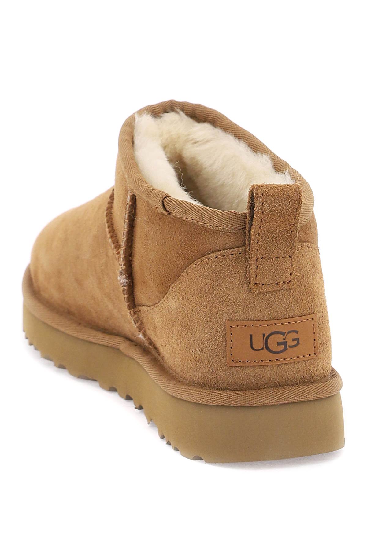 Ugg حذاء الكاحل الكلاسيكي الصغير جدًا