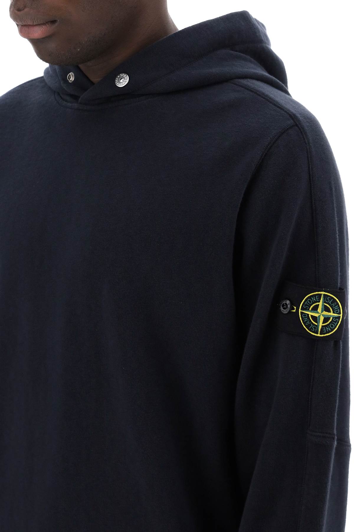 Stone Island سترة خفيفة بغطاء للرأس من Stone Island مع شارة الشعار